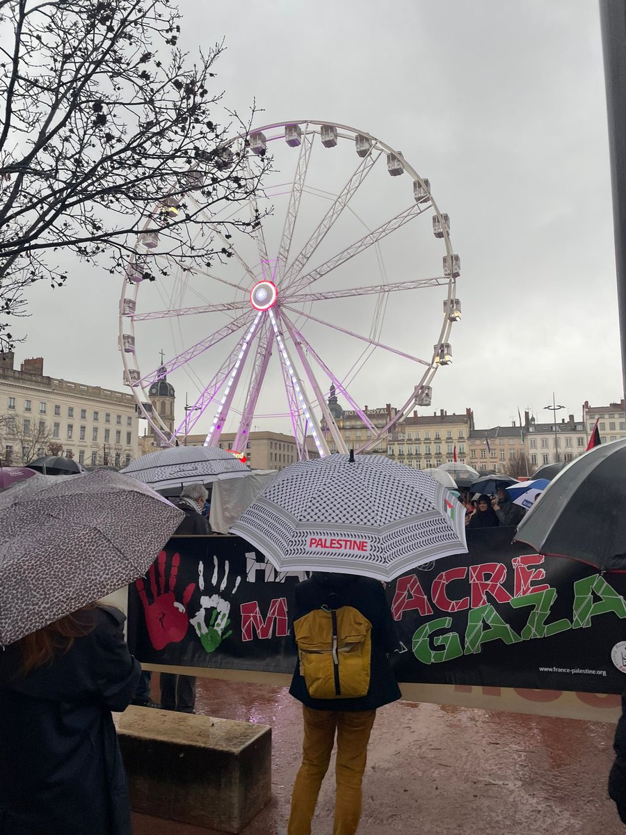 urgencepallyon's tweet photo. Quelques images du rassemblement pluvieux mais aussi touchant de ce samedi à l’initiative de @palestine69 avec une exposition des #GazaVisages
N’en doutez pas : Palestine vivra, Palestine vaincra ! Tahia Falesteen ! 🇵🇸✊🏼
#StopGenocide #FreePalestine #CeasefireNOW https://t.co/3fs2FWQCfo
