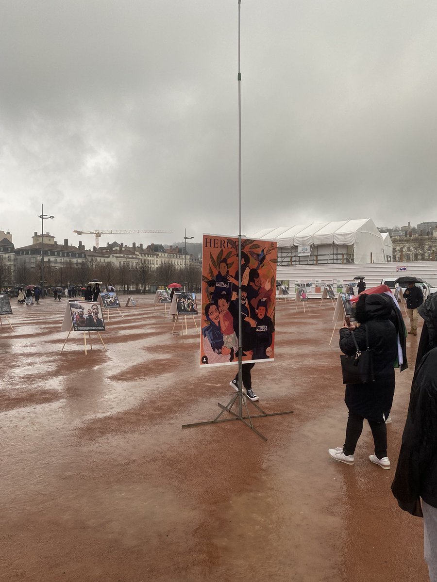 urgencepallyon's tweet photo. Quelques images du rassemblement pluvieux mais aussi touchant de ce samedi à l’initiative de @palestine69 avec une exposition des #GazaVisages
N’en doutez pas : Palestine vivra, Palestine vaincra ! Tahia Falesteen ! 🇵🇸✊🏼
#StopGenocide #FreePalestine #CeasefireNOW https://t.co/3fs2FWQCfo