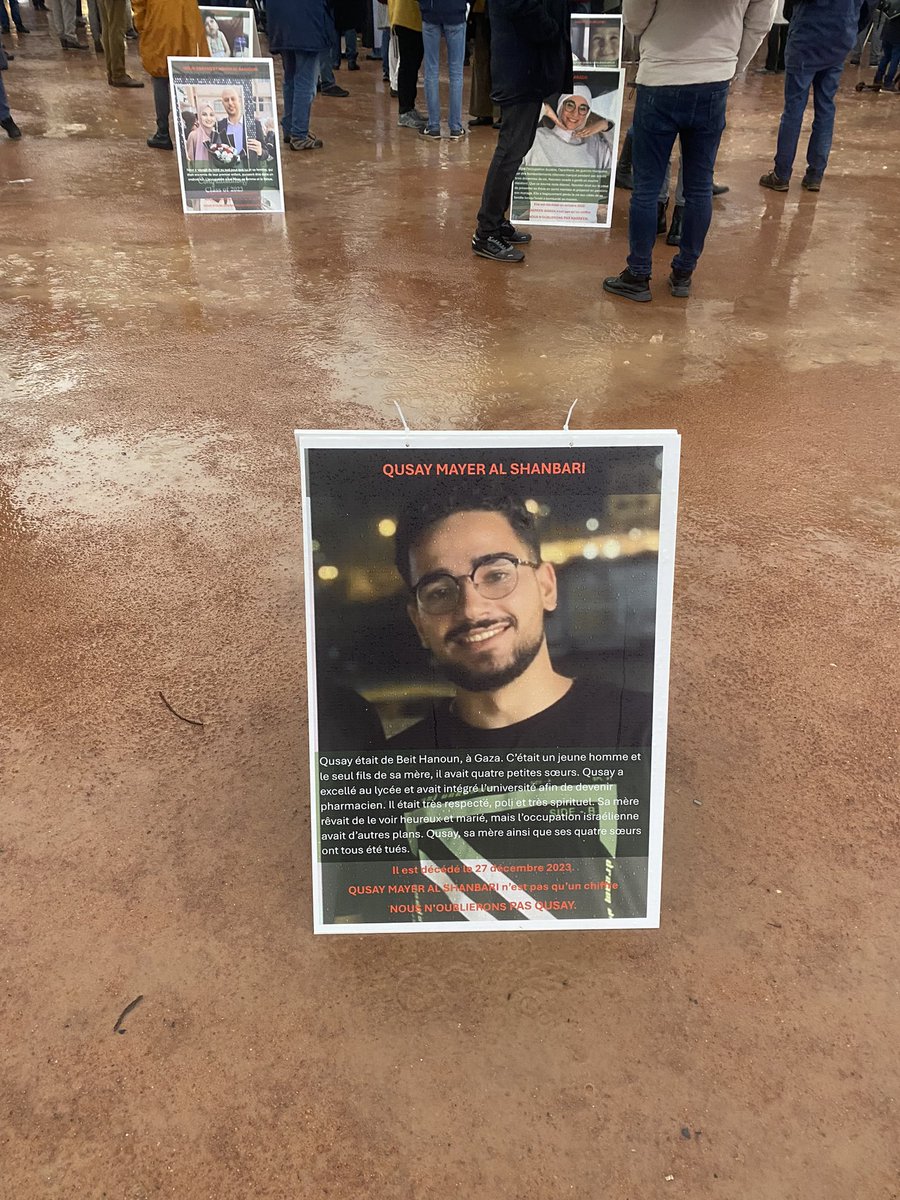 urgencepallyon's tweet photo. Quelques images du rassemblement pluvieux mais aussi touchant de ce samedi à l’initiative de @palestine69 avec une exposition des #GazaVisages
N’en doutez pas : Palestine vivra, Palestine vaincra ! Tahia Falesteen ! 🇵🇸✊🏼
#StopGenocide #FreePalestine #CeasefireNOW https://t.co/3fs2FWQCfo