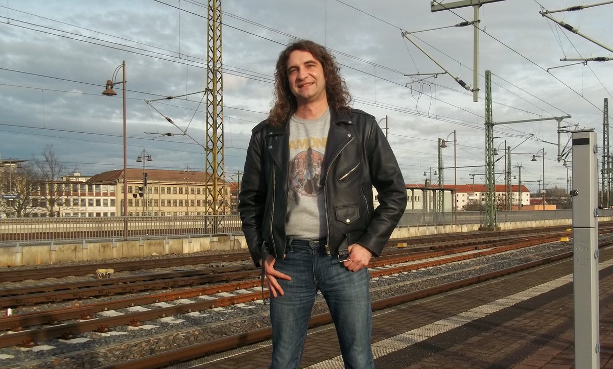 ThomasBartels83's tweet photo. Hey Ho - Let's Go Grüße vom Hauptbahnhof Dresden wo ich in der sächsischen Landeshauptstadt zur 18. "Erlebnis Modellbahn" zu Gast war 🚂🚋🚄😊🚅🚞 Dies im originalen RAMONES "Road to Ruin" Pulli 👕🤘🎸😎😎😎😎🤘🎶✨ #Ramones #ThomasBartels #RamonesFan #HeyHoLetsGo #Dresden https://t.co/uhN8ianBxV