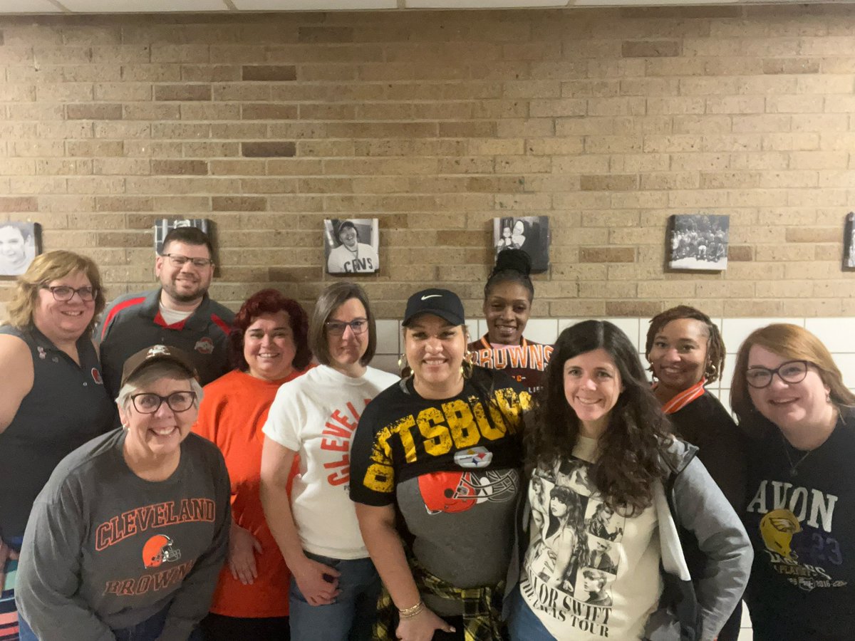 WeLoveRoseMary's tweet photo. We are feeling tail-great at this Super Bowl party! 🤣 No matter your reason for watching or what team you are rooting for, just have fun! #SuperBowlSunday   #SuperBowlWeekend #football https://t.co/evg6nwolzR