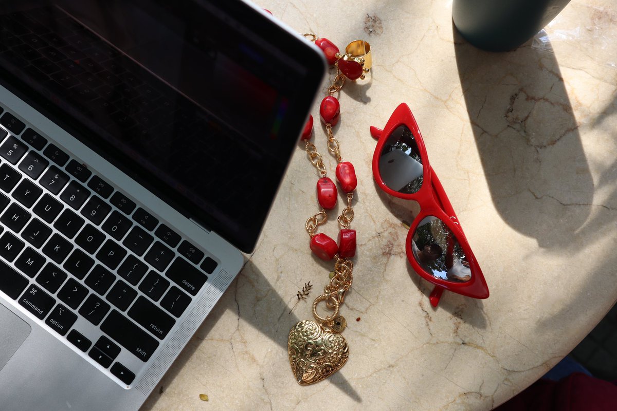 Laptops off! 👩🏻‍💻📵 It’s Friday!!! 💃🏻💃🏻💃🏻

#valentinesday #valentinesweekend #valentinesoutfit #modayestilo #outfitinspo #reddressgirl #ladyinred #modafemenina #tiktok #asthetic