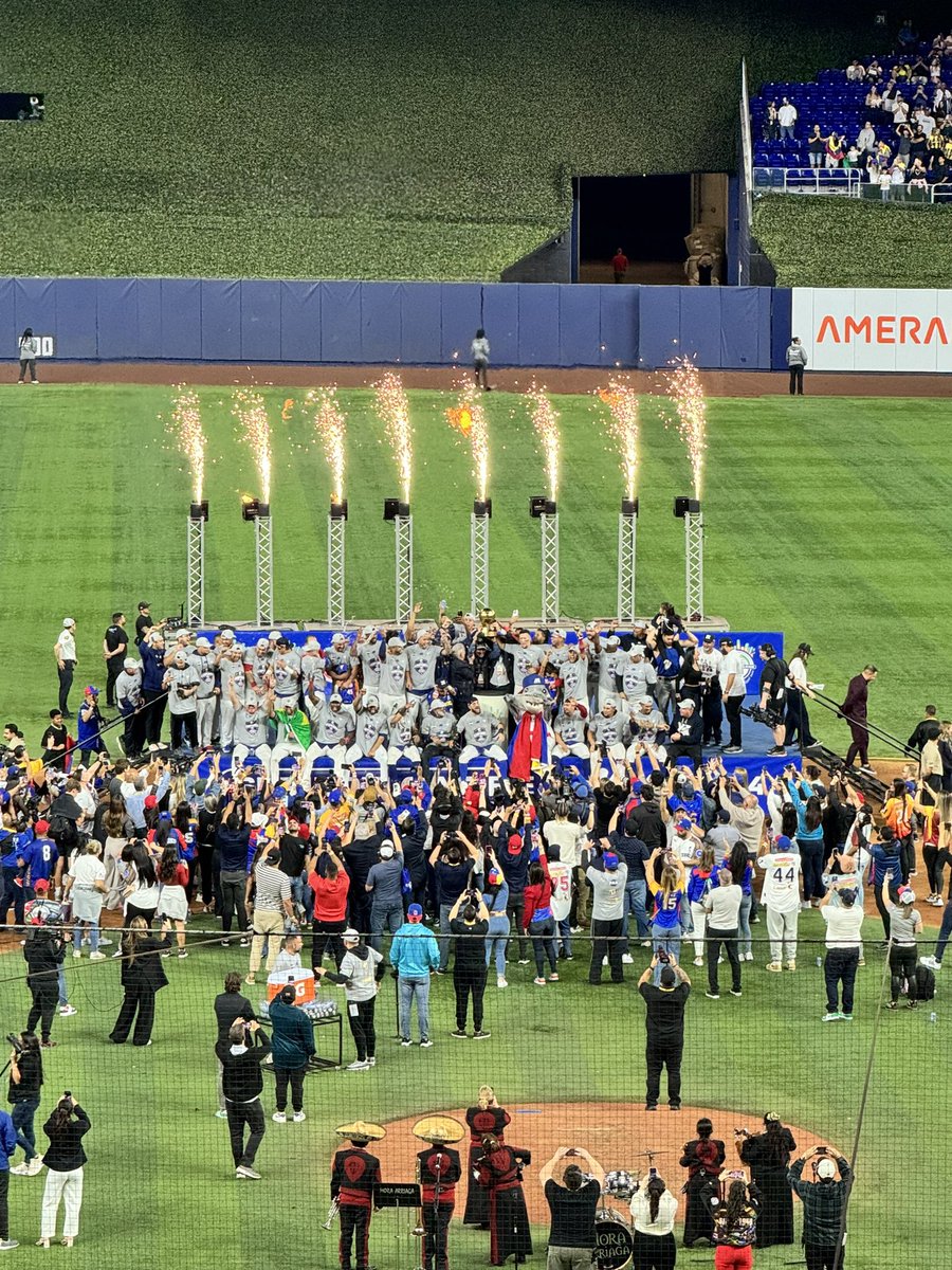 CAMPEONES DEL CARIBE 🏆🦈🇻🇪❤️💙. 
living a dream🙏🏽.