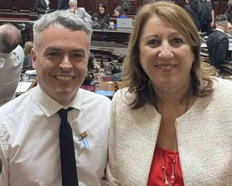 NickyMarquez1's tweet photo. .@MonicaFein y @EstebanPaulon (rosarinos) votaron contra el combate al narcotráfico (art. 4 Inc.J ley Bases). @AgustinLaje y @JMilei preguntaron si dicha ayuda a estos criminales importaba vínculo con ellos?: Los quieren denunciar! YO ME PREGUNTO LO MISMO! DAR RT Y VIRALIZAR! https://t.co/ZtxpoVI3Vu