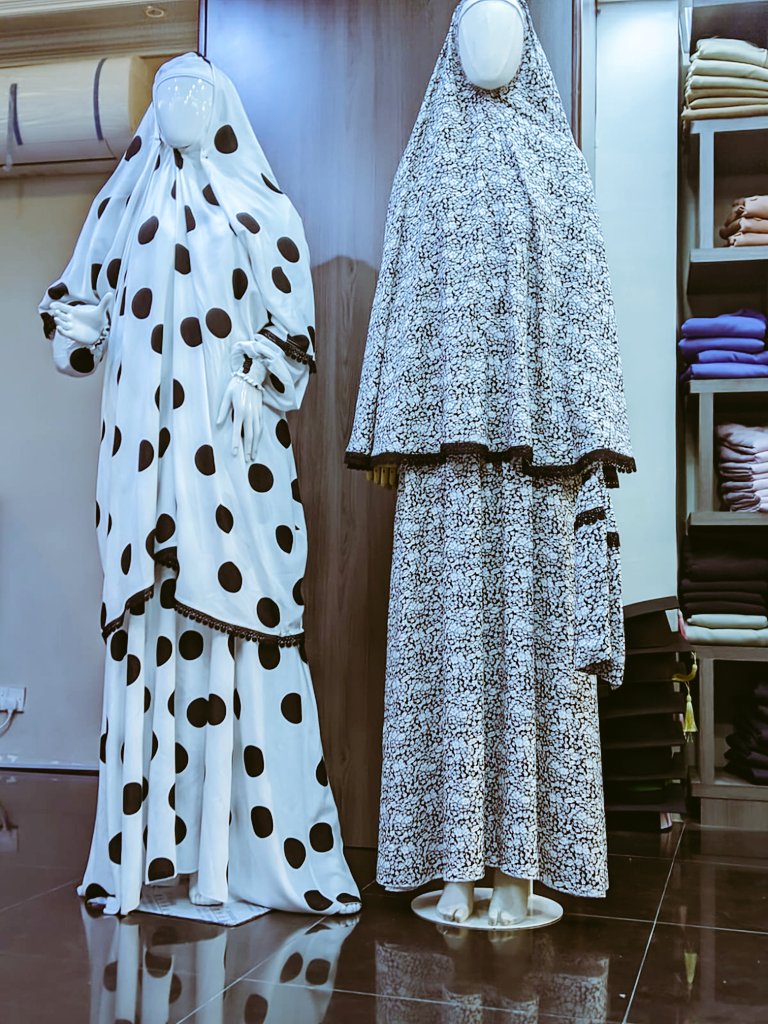 تحتفل Classy Uniforms بقدوم شهر رمضان المبارك بعرض خاص على عبايات الصلاة الأنيقة والمريحة. اجعلي صلاتك في رمضان أكثر راحة وأناقة مع عباياتنا المميزة.
مميزات العباية:
1. تصميم فريد: تتميز عباياتنا بتصاميمها الأنيقة والمبتكرة التي تناسب جميع الأذواق والأعمار.
