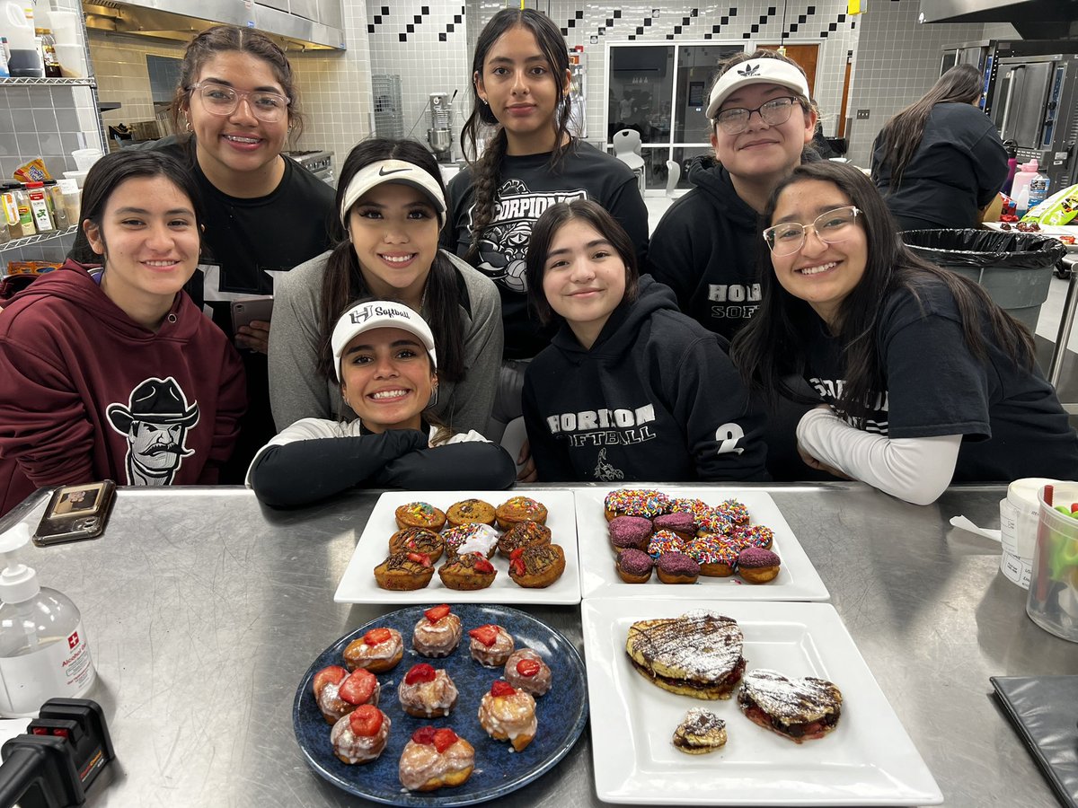 scorpionsftball's tweet photo. Little team bonding bake-off for our Jv and varsity girls. Nice little break from softball before our season starts on Monday. We are ready! Go Scorpions! https://t.co/VRjbsK9ARB
