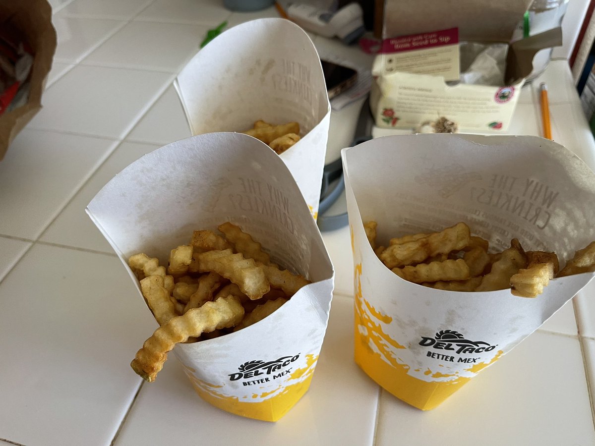 jimmymacnv's tweet photo. Hey @DelTaco in Sparks Nevada (Spanish Springs). Please explain to me why I bought a large?? https://t.co/ljCGfnzcI5