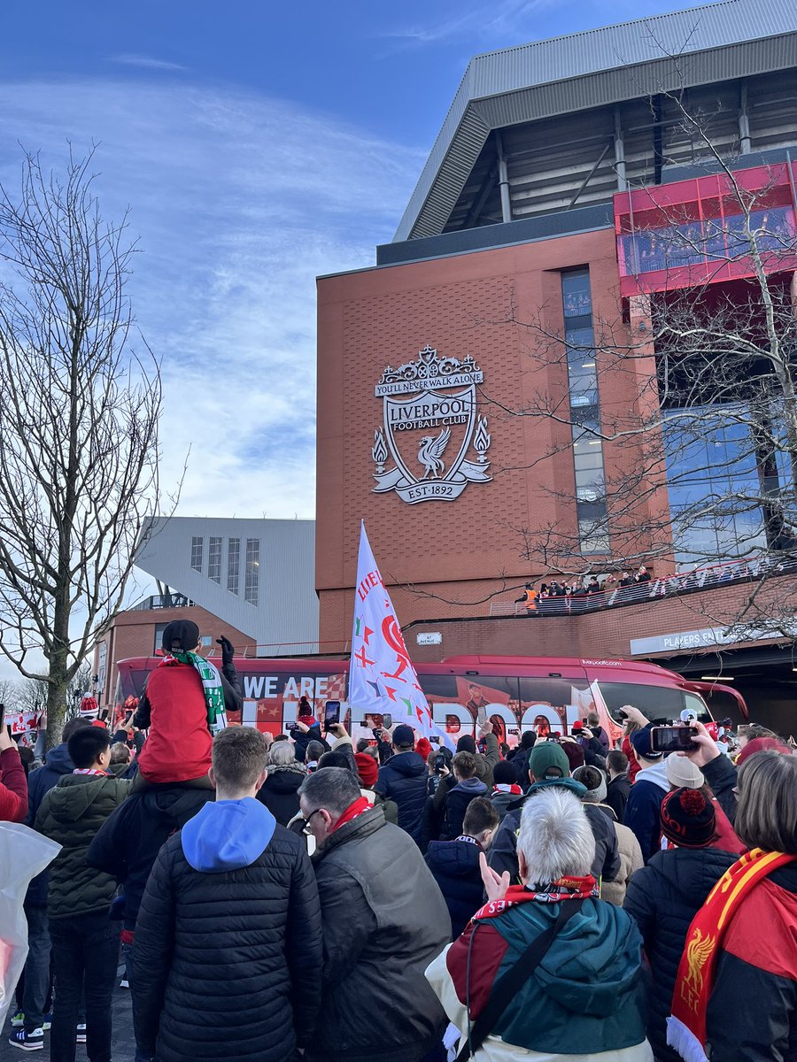 duffield_sara's tweet photo. Saturdays done right ⚽️ https://t.co/LT1qpLmcW3