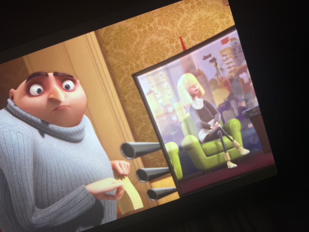 Muser_NK's tweet image. Смотреть мультики, обращая внимание на задний фон - очень весело. Например, я обнаружила Сию в телевизоре Грю.
А про миньонов вообще можно отдельный тред делать😂
Восхищаюсь работой аниматоров, конечно