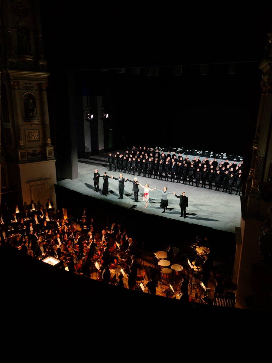 Opernjunkie's tweet photo. Klanggewaltige #Uraufführung von Detlev #Glanert|s #DieJüdinVonToledo mit einem verdammt starker Cast und einer klassische #RobertCarsen Inszenierung, die immerhin zum Ende politisch wurde! #CurtainCall #Semperoper https://t.co/SnnUkDapGF