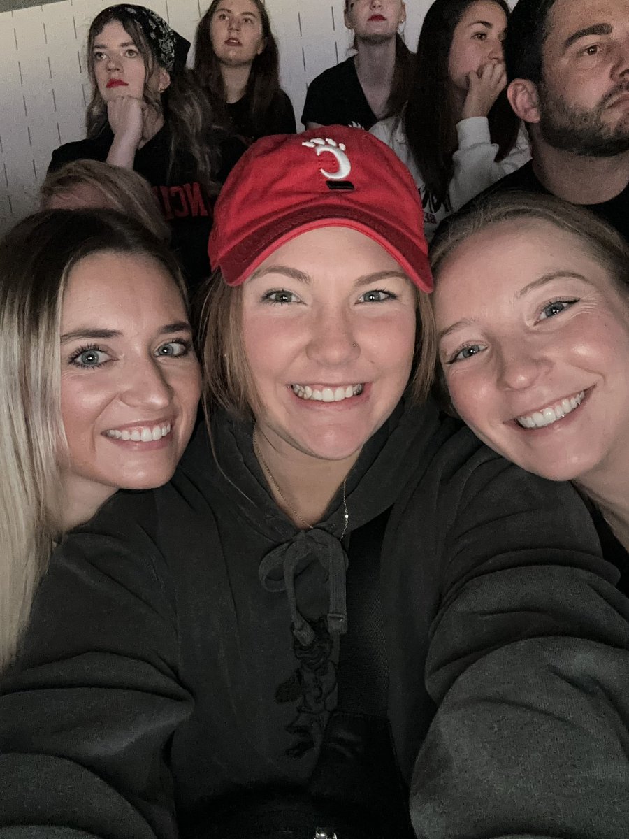 danimuench_'s tweet photo. #Bearcats  ✨✨✨ we love the cats happy birthday alli ❤️❤️❤️ https://t.co/zqX2bDuIRZ