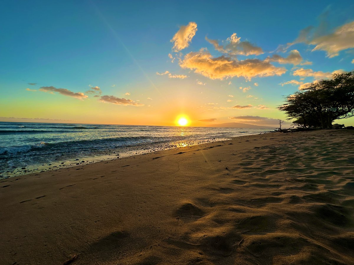 Amazing sunrise ☀️ hike & beautiful sunset 🧡 Great conference with a stellar line up of speakers! @HThompsonMD @MayoUrology #MayoUroHawaii24