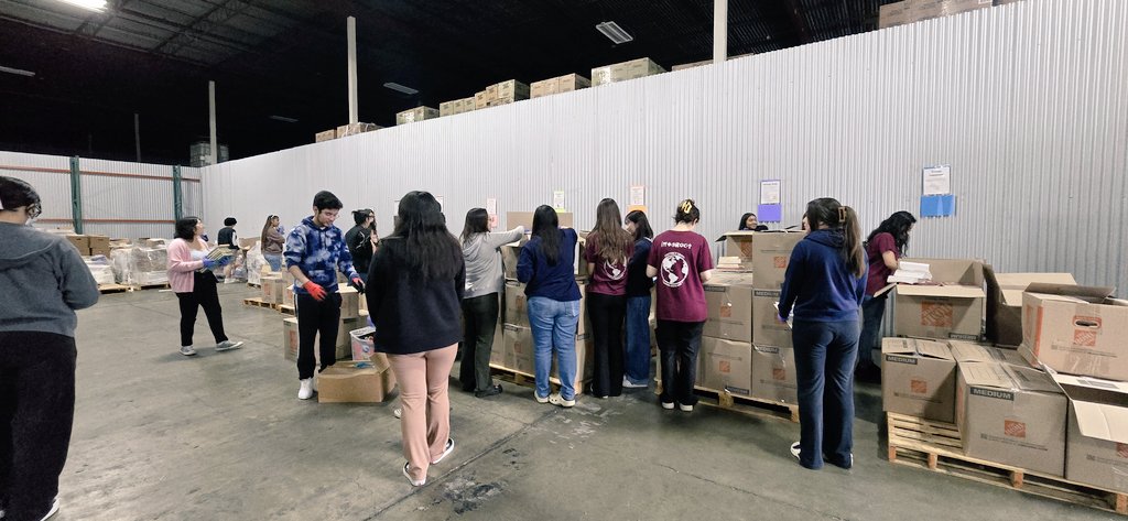 Books for the World 📚 33 volunteers sorted and packaged donated books to send to communities in need across 25 countries! #CHS #Falcons #RotaryInternational #InteractClub #District5890 @ChannelviewISD @ChannelviewHS @EVillarreal28 @tchill_ @emet_crz @benitezclb @mdboone_edu