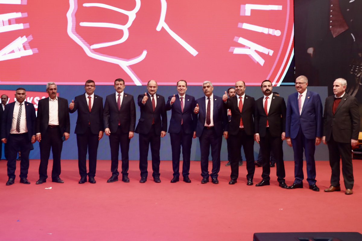 Adaylığı Şanlıurfa’da ve tüm Türkiye’de büyük ses getiren Şanlıurfa Büyükşehir Belediye Başkan Adayımız Kasım Gülpınar ve ilçe belediye başkan adaylarımızla birlikte.