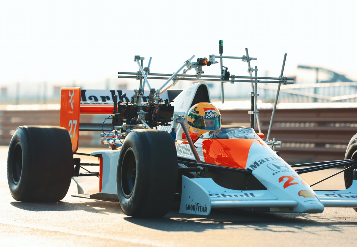 NetflixES's tweet photo. Primer vistazo detrás de las cámaras a 'Senna', la nueva serie sobre el tricampeón del mundo y una de las mayores leyendas de la F1 🏎️ https://t.co/q8bp6vAz1b