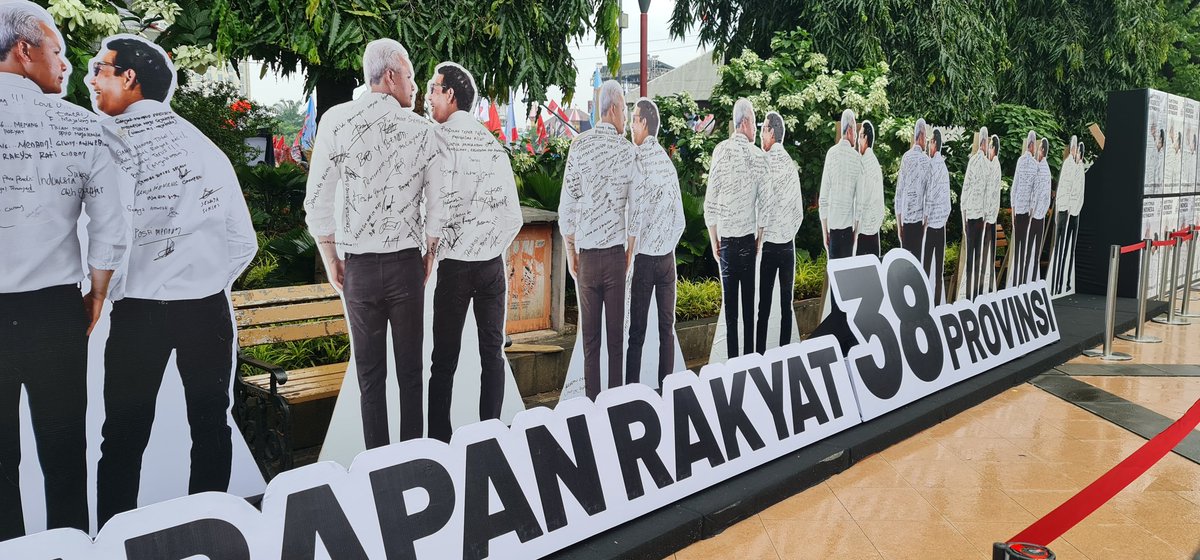 mantriss's tweet photo. Di Semarang gagal masuk ke arena karena sudah terlalu penuh. Nonton  bersama masyarakat di depan Hotel Santika.

Seorang satgas @PDI_Perjuangan ngomong ke saya ,"Massa penuh begini kok survey bisa tertinggal Pak."

Saya bilang yang penting coblos #GanjarMahfud, abaikan survey. https://t.co/Pk4AwR2j4I