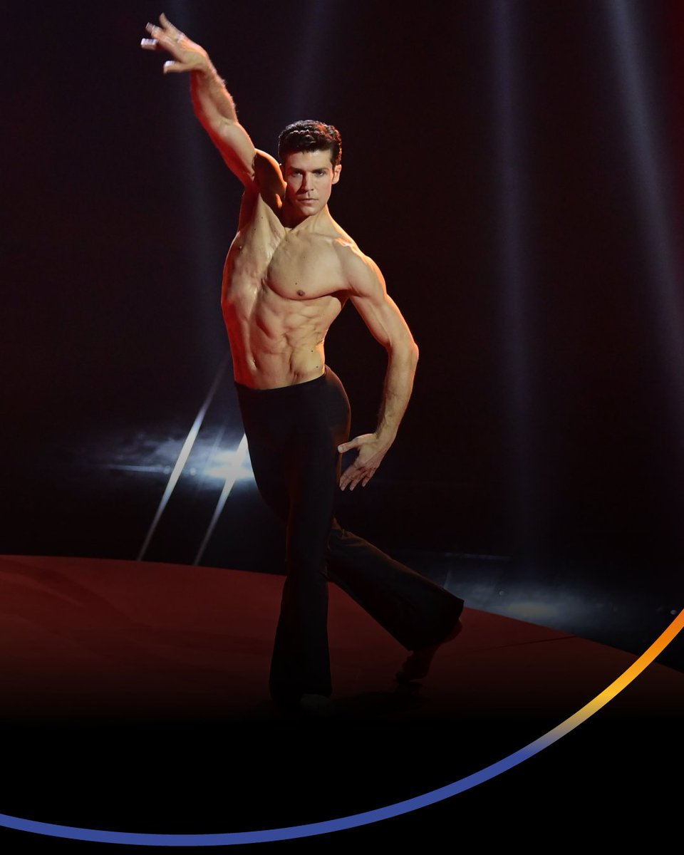 RadioItalia's tweet image. Roberto Bolle sul palco e noi così 😍
#Sanremo2024 #robertobolle