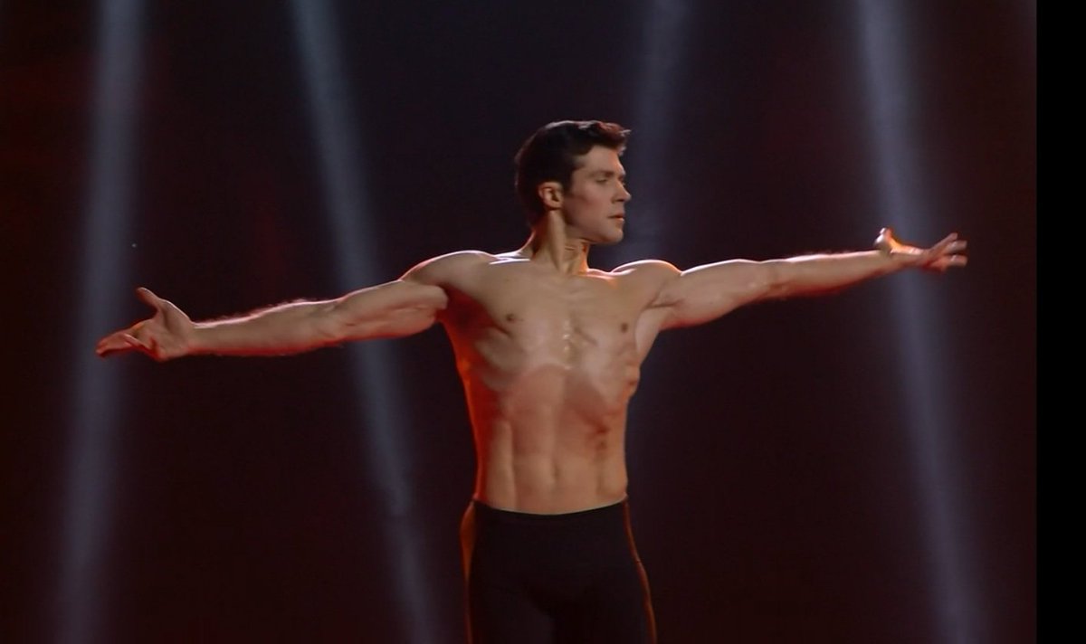 FDrepanum's tweet photo. La perfezione classica #robertobolle a #Sanremo2024 https://t.co/IcuutWg0Vn