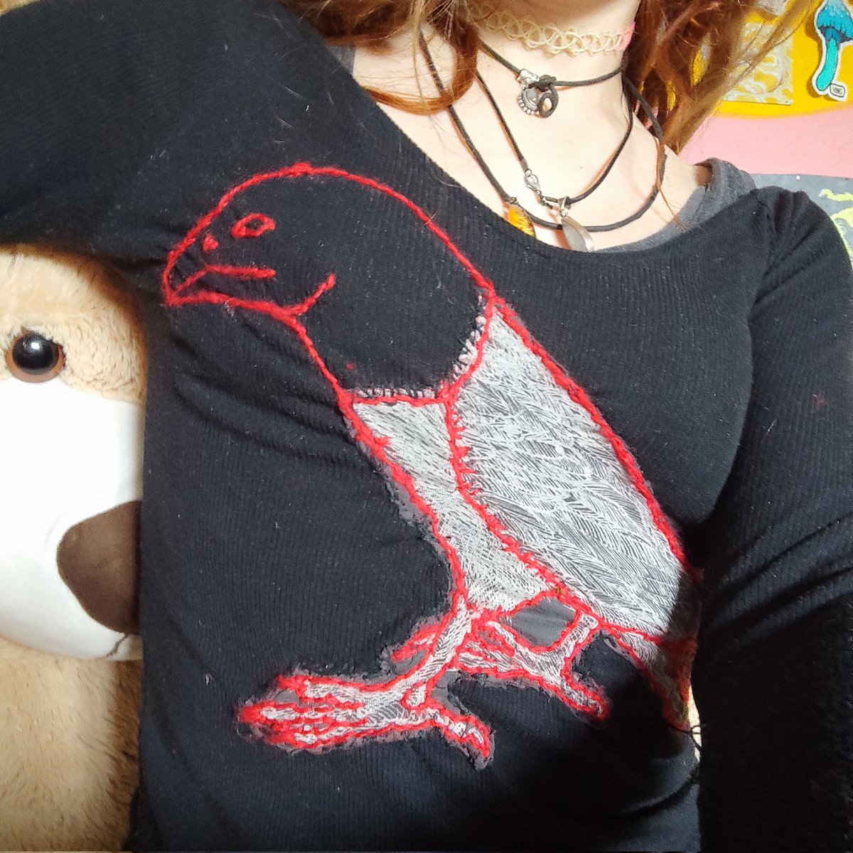 Ich so seit Tagen mit meiner aussortierten Kleidung, weil ich ein Knäuel roter Wolle auf der Straße gefunden habe und verbasteln will