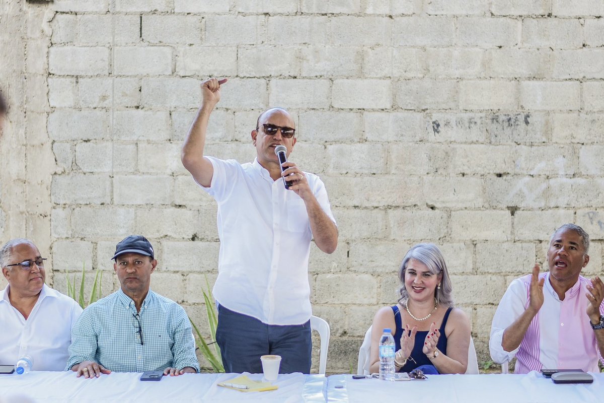 ulisesrodg's tweet photo. Enriquecedor encuentro con la asociación de comerciantes y juntas de vecinos del Hospedaje Yaque.

Agradezco su respaldo y quiero que sepan que cuentan con un aliado comprometido. Juntos trabajaremos para revitalizar esta emblemática zona comercial y promover el progreso que merece. #esturnodesantiago