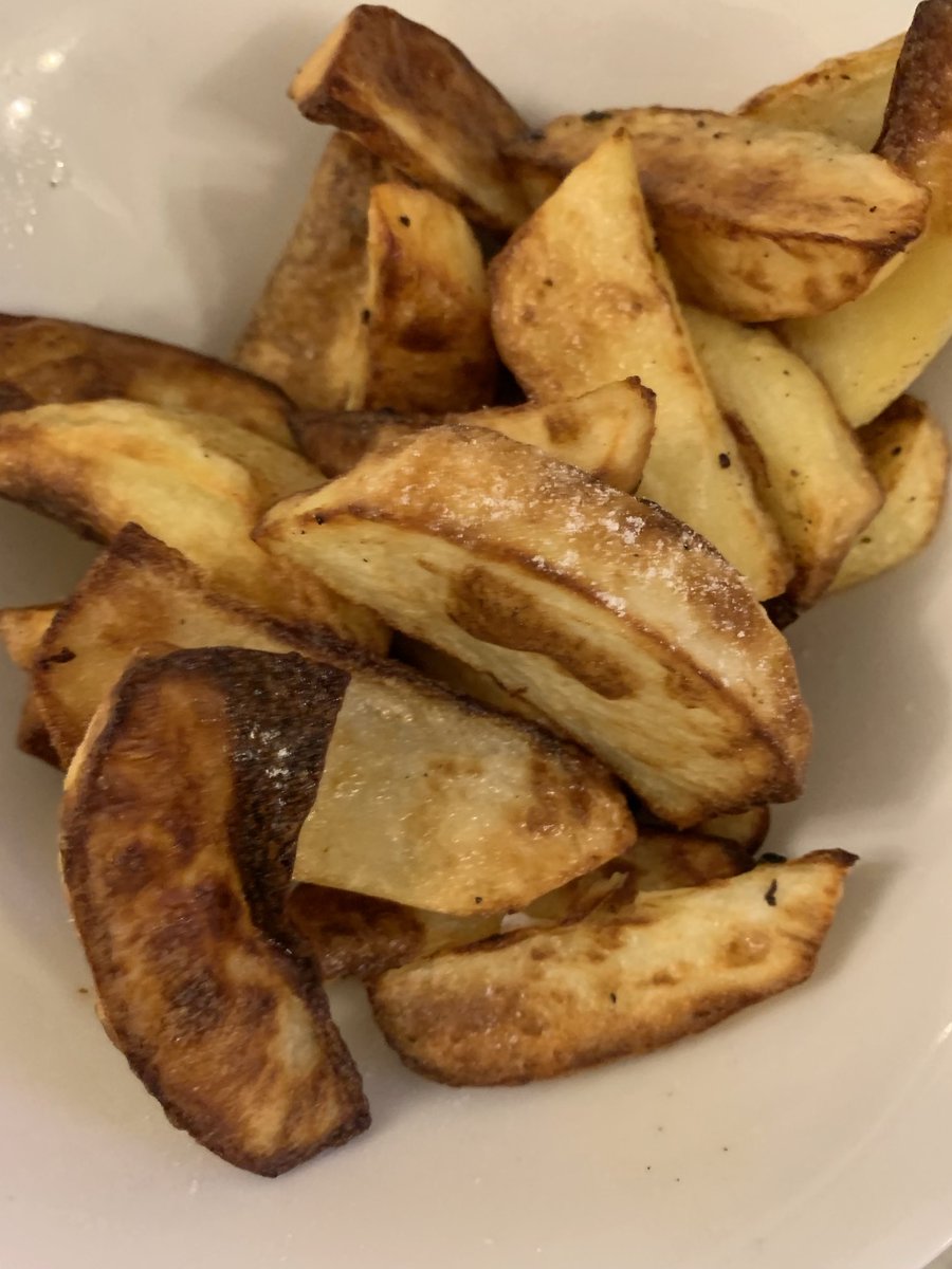 Tonight’s dinner and wine delightful deep fried #calamari #monkfish & #haddock air fried chips and a splendid #Spanish #Verdejo #homecooking #foodandwinepairing