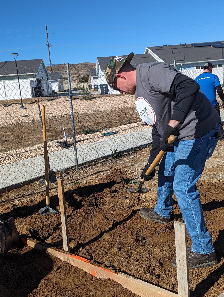 acalagias's tweet photo. We volunteered w/ @Homes4Fams in Palmdale. The #veteransbuild gave us a chance to roll up our sleeves &amp; #giveback. Our branch staff and their families did a gr8 job: mixing cement, grading &amp; painting! Usually, we help w/ home loans; now, we can help build them! #orangeweglad https://t.co/faN0NOo32Y