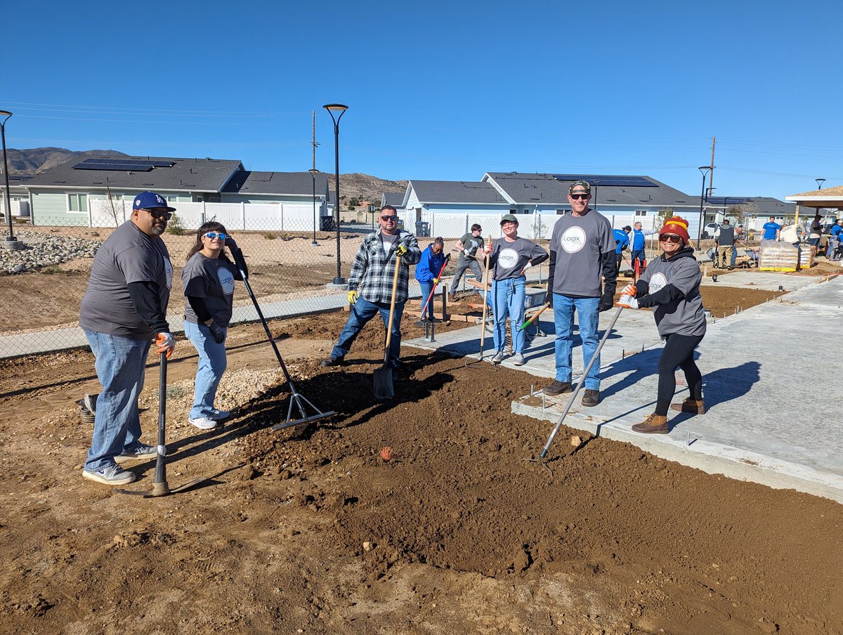 acalagias's tweet photo. We volunteered w/ @Homes4Fams in Palmdale. The #veteransbuild gave us a chance to roll up our sleeves &amp; #giveback. Our branch staff and their families did a gr8 job: mixing cement, grading &amp; painting! Usually, we help w/ home loans; now, we can help build them! #orangeweglad https://t.co/faN0NOo32Y