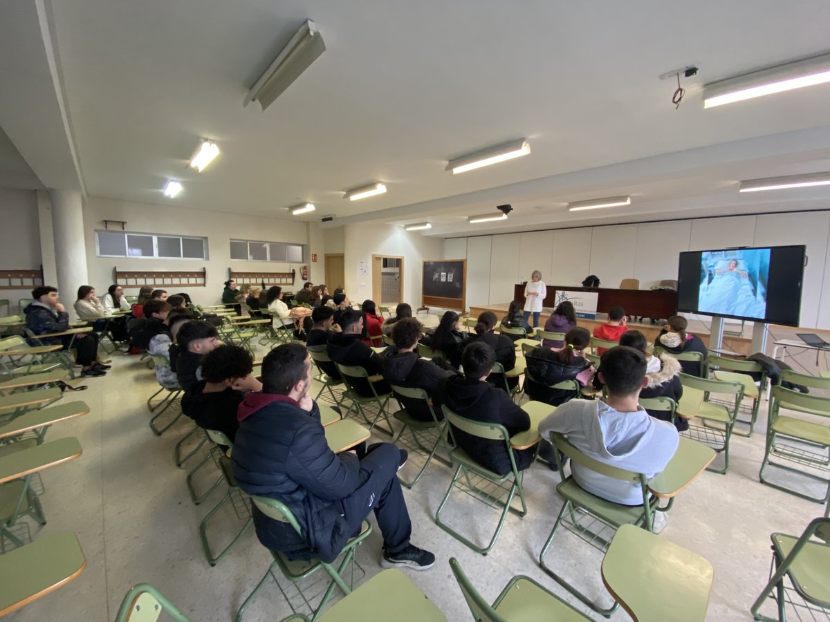 Charla de la Asociación de Trasplantes e Insuficiencia Cardíaca de Andalucía ( @Atcica_corazon Andalucía) en los grupos de 1CFGM Farmacia, 1CFGM Carrocería, 2CF Farmacia y 2CFGS Robótica de tarde, dentro de los actos de nuestra Semana de Concienciación Social #VivirPorAmor