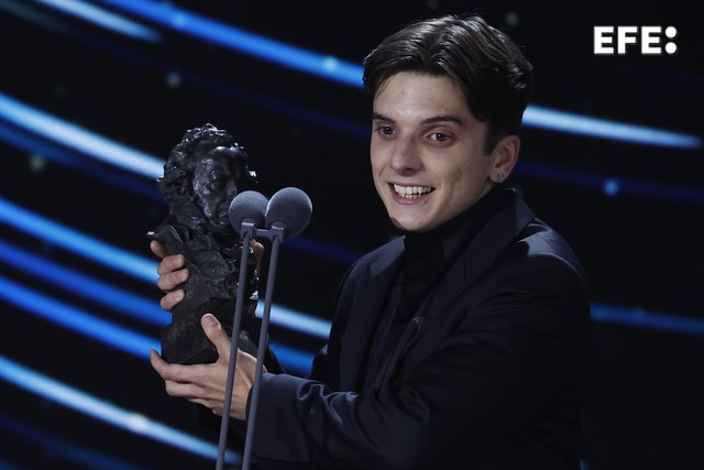 pabampa's tweet photo. “Se lo dedico especialmente a mi padre, que lo perdí antes de hacer esta película. Esto te lo dedico a vos, papá”. 

Matías Recalt, mejor actor revelación. #Goya2024 https://t.co/uooVLXd36g
