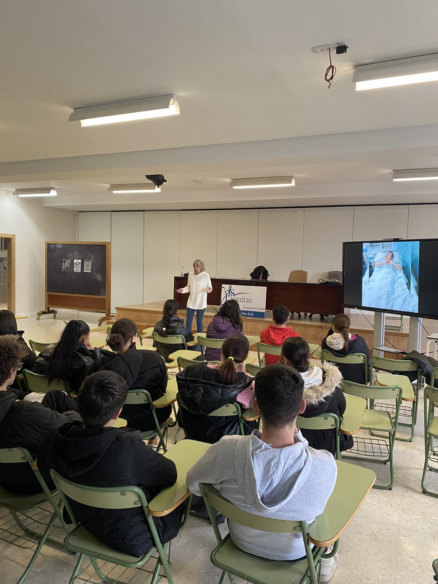 El pasado 9 de febrero, los alumnos de los ciclos formativos de tarde tuvieron una ponencia sobre la concienciación de ser donantes de órganos. En dicha ponencia, contamos con dos testimonios reales de dos personas que han sido trasplantadas de corazón. #VivirPorAmor