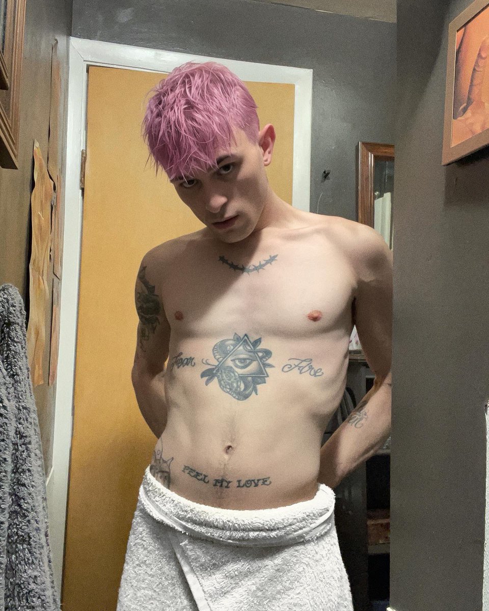 slimxburton's tweet photo. I shaved my chest for the first time in years and I feel like a twink again 🤭 https://t.co/bUvZsdsZmL