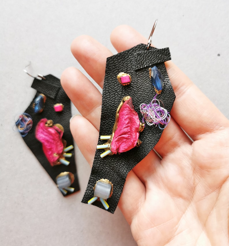 ElyseeartD's tweet photo. Unique bold Boho leather earrings in black and pink, a special gift for best friend or art lover
https://t.co/lTSA6YR75A
#giftforbestfriend #giftforartlover #earingslove #leatherart #mixedmedia #SpringFestival2024 https://t.co/uzQ2WbZWJq