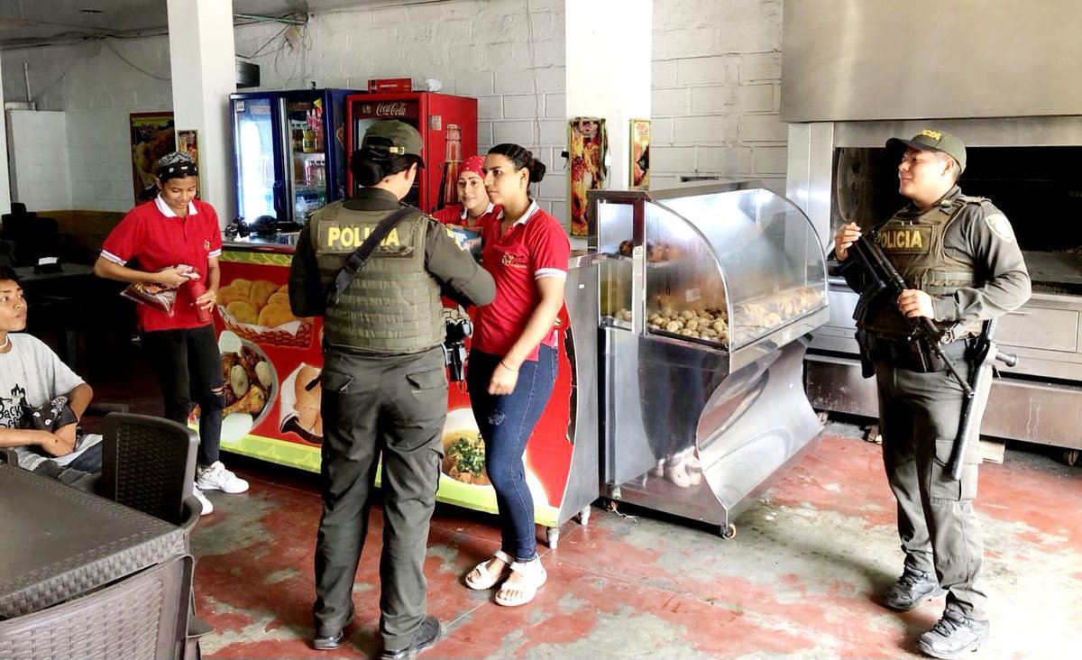 Policiantioquia's tweet photo. En #Nechi, nuestros Gestores Comunitarios y Policía de Vecindario promueven la prevención contra hurto y extorsión en comercios, beneficiando a 97 personas. #DiosyPatria🚔 https://t.co/JP1JKQ9PVO