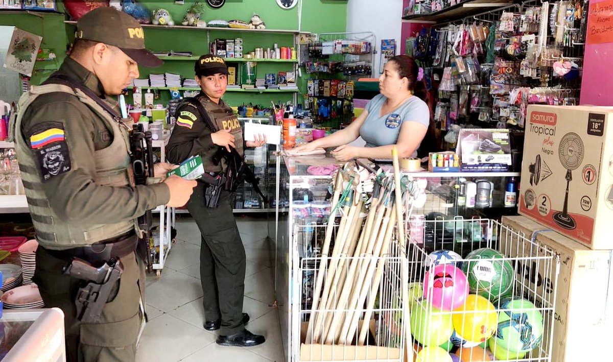 Policiantioquia's tweet photo. En #Nechi, nuestros Gestores Comunitarios y Policía de Vecindario promueven la prevención contra hurto y extorsión en comercios, beneficiando a 97 personas. #DiosyPatria🚔 https://t.co/JP1JKQ9PVO