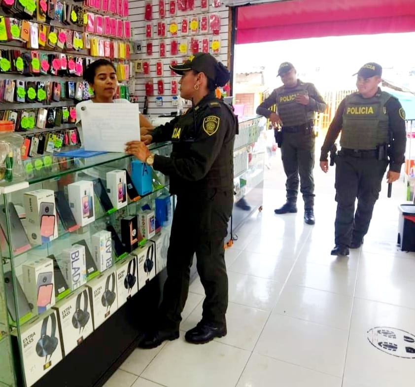Policiantioquia's tweet photo. En #Nechi, nuestros Gestores Comunitarios y Policía de Vecindario promueven la prevención contra hurto y extorsión en comercios, beneficiando a 97 personas. #DiosyPatria🚔 https://t.co/JP1JKQ9PVO
