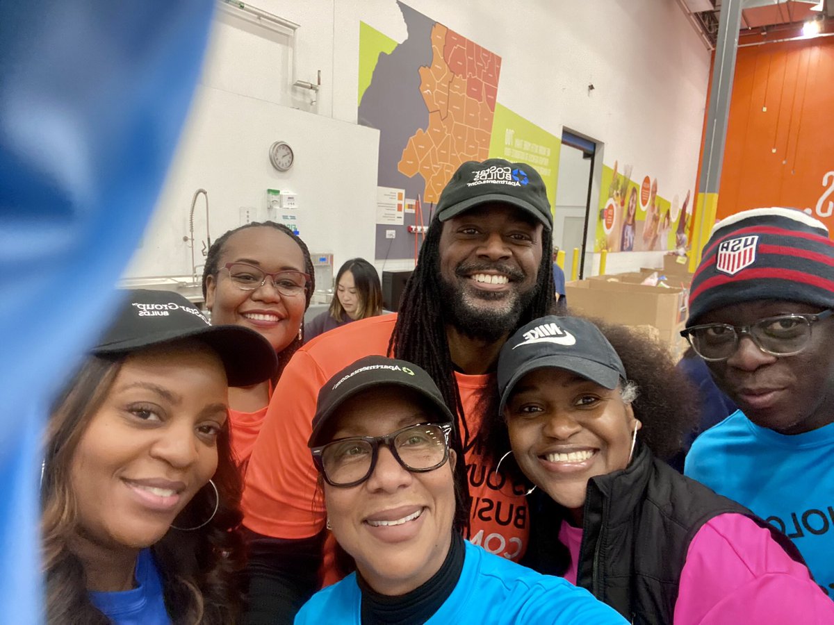 crazeerayzee's tweet photo. Today was a great day to serve and help the fight against food insecurities in the Atlanta area! Thanks to everyone that came out to support @acfb #CoStarGroup #CoStar #CoStarAtlanta #CoStarBuilds #CoStarBuildsAtlanta #AtlantaCommunityFoodBank #AtlantaFoodBank https://t.co/qIQPdwnmtY