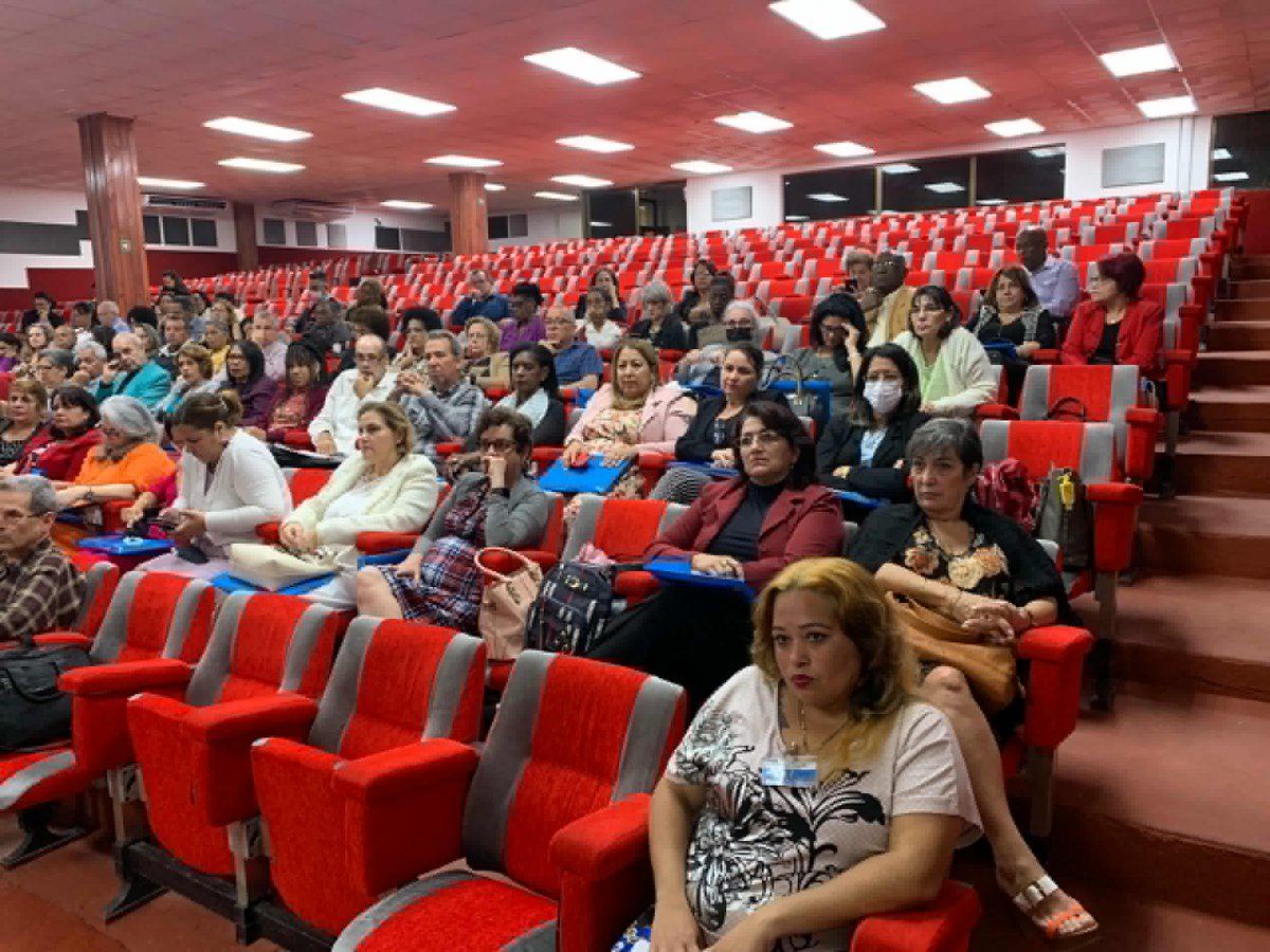 MINSAPCuba's tweet photo. 🥼En  el Centro de Convenciones Cojímar sesiona reunión anual del viceministerio de Asistencia Médica, del @MINSAPCuba. Se analizan:
🩺 Estrategias para mejorar los indicadores de salud de la población cubana🇨🇺
🤰Resultados del Programa Materno Infantil, proyecciones para el 2024 https://t.co/mT7I786qwE