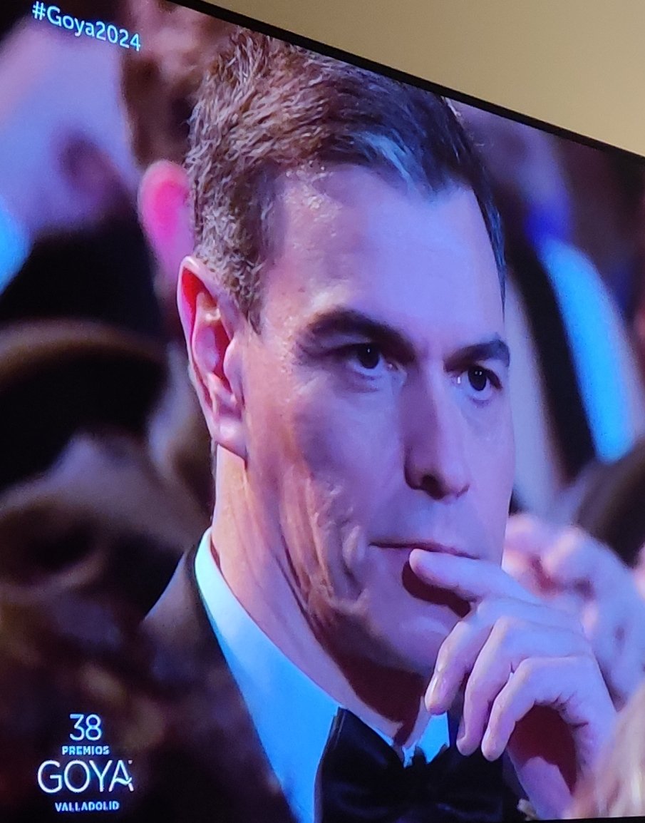 Todavía calientes los cuerpos de los dos guardias civiles y este pedazo de hijo de puta se va de fiesta.
Eres un sinvergüenza <a href="/sanchezcastejon/">Pedro Sánchez</a>. No tienes decencia ni respeto.