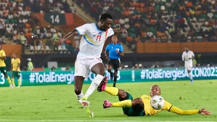 PatrickJuillard's tweet photo. La chicotte peut aussi servir à faire les vendanges, visiblement... #RSARDC #CAN2023 #RFICAN https://t.co/outblw5h9N