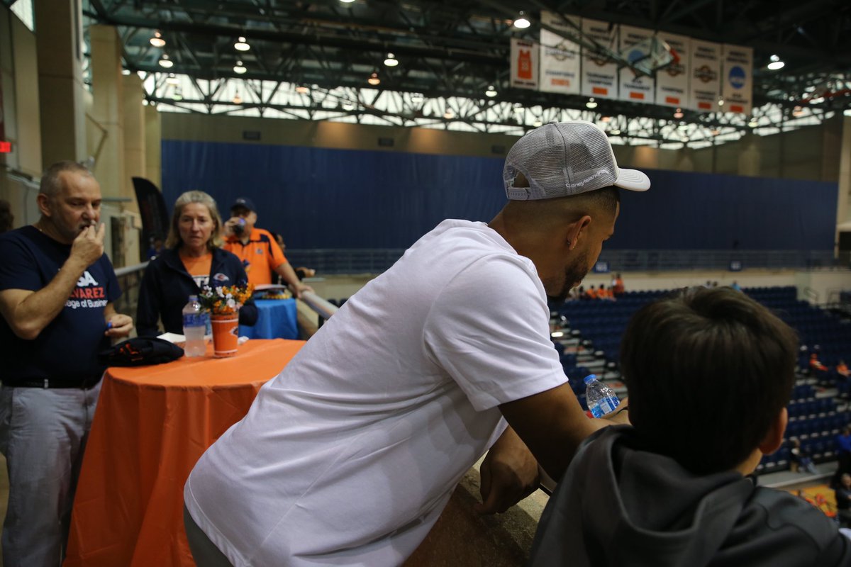 Out at the Convo supporting <a href="/UTSAMBB/">UTSA Men's Basketball</a> on Let's Go 210 Day! 🤙

#210TriangleOfToughness
#LetsGo210 | #BirdsUp 🤙
