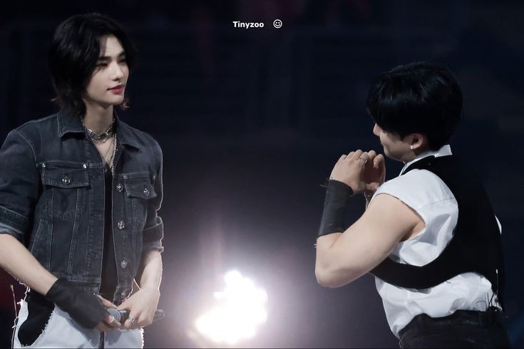 Changbin switching into his BABY GIRL💅 mode whenever he is around Hyunjin

#Changjin #Hyunibini

~ A Thread 🌸💐😊