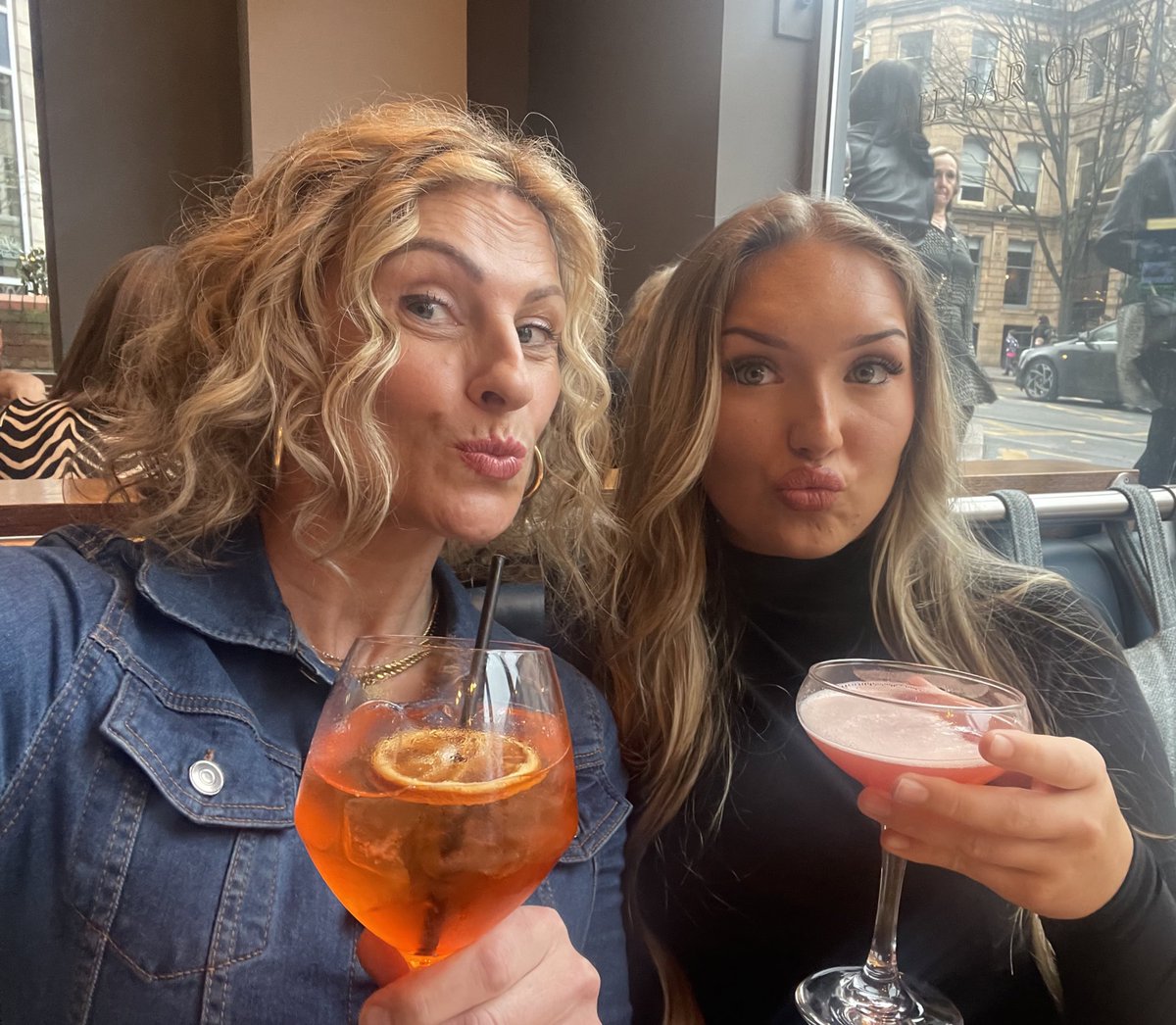 LouiseRebecca22's tweet photo. Who doesn’t love a bottomless brunch 🤪🍹🧉🥂❤️🔥 #Turtlebay #dayer https://t.co/dKB5XGE9YB