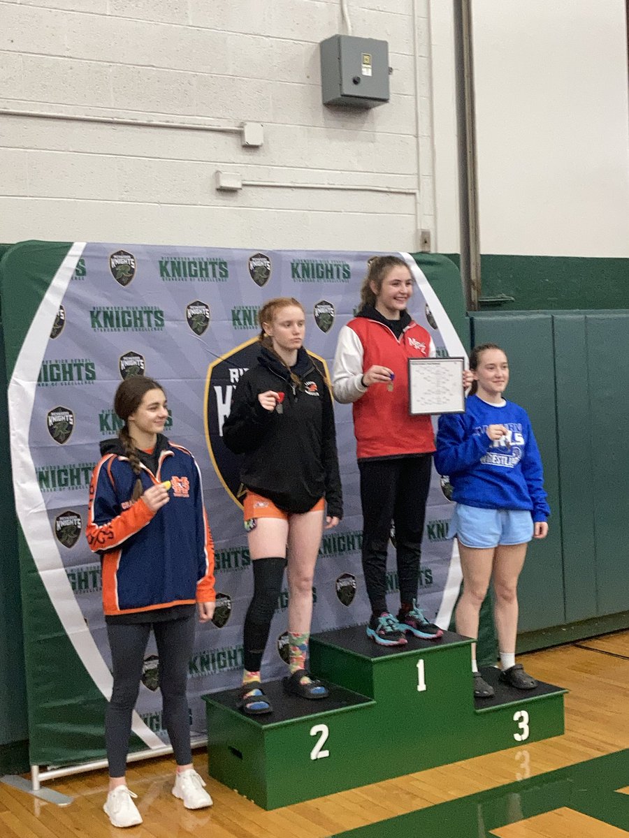 Kalista Granadino 115 qualified for the IHSA Girls State Finals with her 4th place finish at the Peoria Richwoods Sectional!