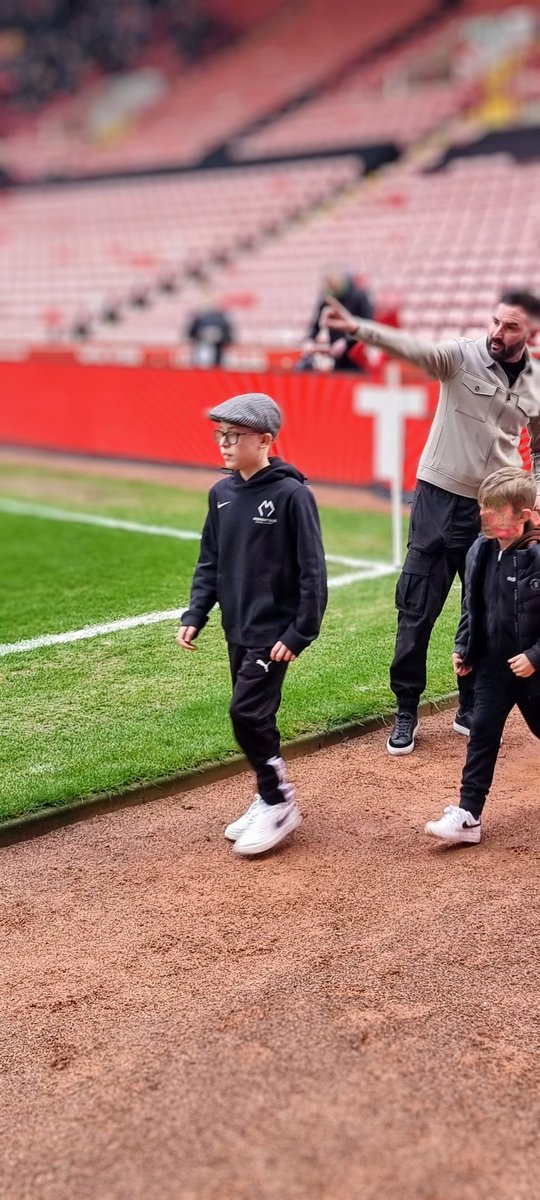 MallenderMark's tweet photo. Massive thank you once again to @Whitehead1Jimmy and all the coaches and staff @MomentousFootb1 for having my lad at Oakwell today as a flag bearer.. Anyone looking for a professional coaching environment hook up Momentous Football Academy #forzamomentous #flatcaparmy #youreds https://t.co/ckwP0udaoU