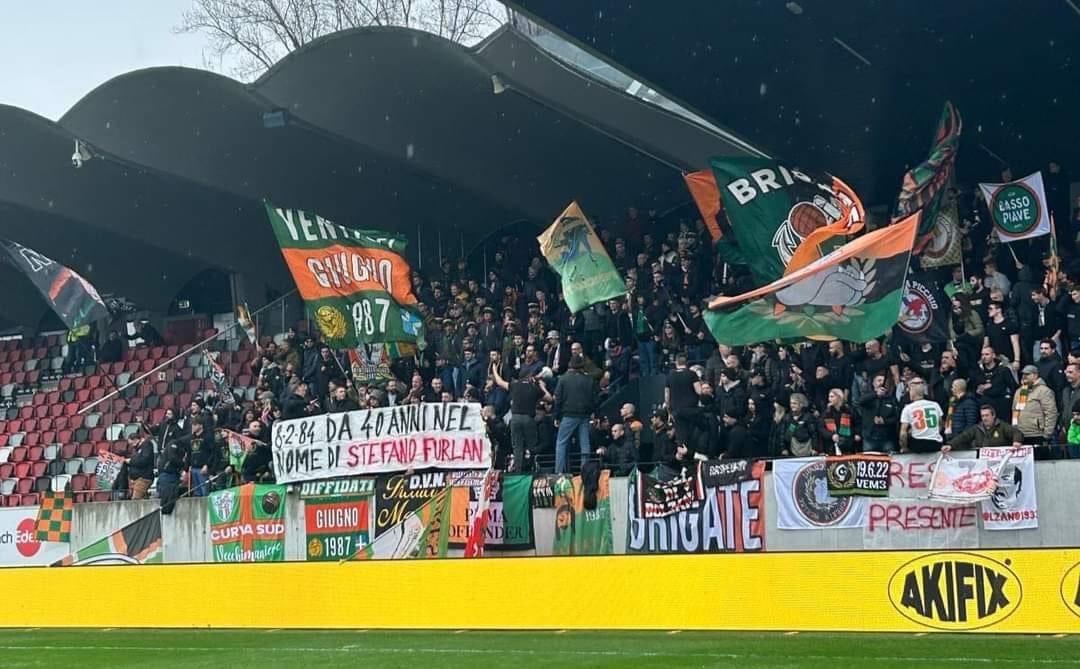 Sudtirol - Venise #ospiti #ultras #Venezia #VeneziaMestre Banderole en hommage à Stefano #Furlan (10/02/24)