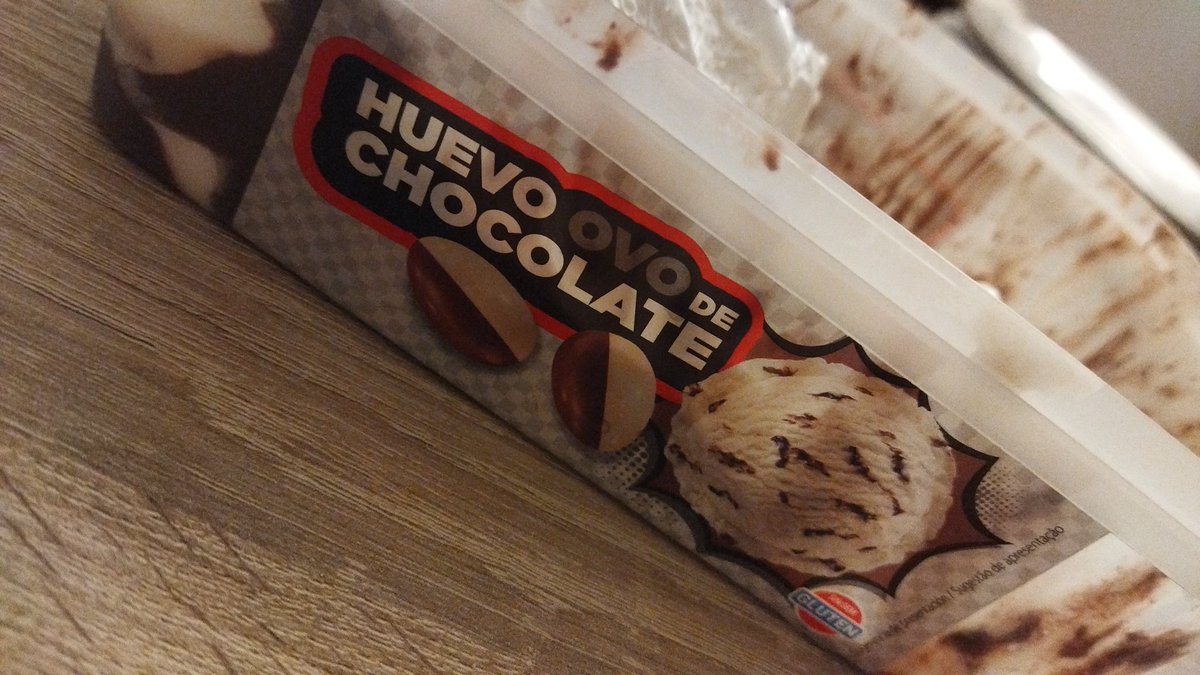 Juanpargon's tweet photo. Estimado @Mercadona hago un llamamiento a la razón y al diálogo.¿No sería acaso este mundo un poco mejor si la proporción de chocolate de este helado fuese proporcional al de nata? Podríamos incluir el porcentaje de chocolate que queda pegado a la tapa al resto del recipiente. https://t.co/SKvOmO01AE