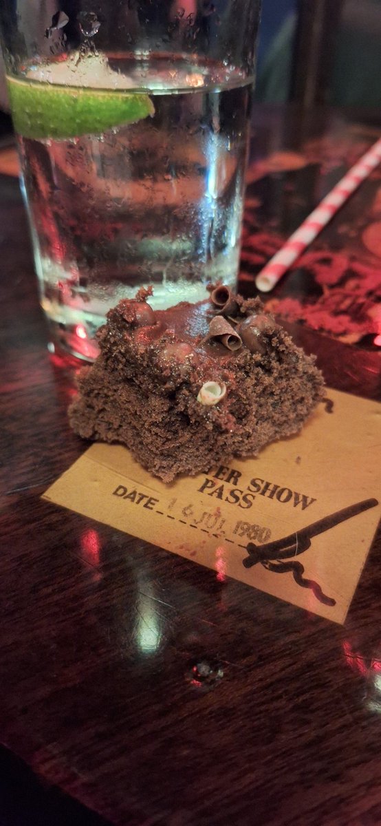 ElsieKay14's tweet photo. @DarrenPRedick currently eating your birthday cake 🤣🍾🥂🤘 https://t.co/Y3OTkyMJiI