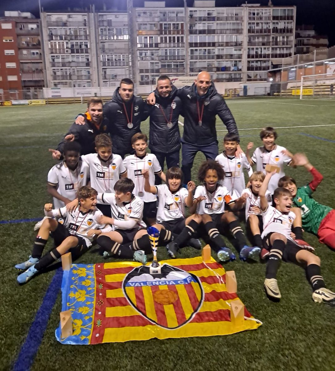 #Pip4
Campions de la @internationalmontseny24 !!
Satisfacció de veure'ls disfrutar <a href="/Academia_VCF/">Academia VCF 🦇</a> .
<a href="/FernandoSanz76/">Nando Sanz</a> <a href="/ruben/">Ruben</a>.millan_05 
🖤🤍🦇⚽🏆🥇