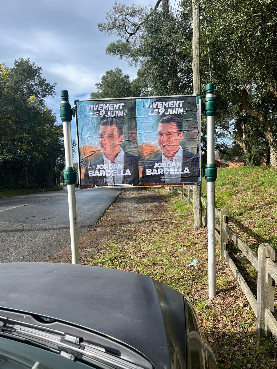 BernierNicola40's tweet photo. Encore une belle journée collage et boîtage sur les communes d’#ondres et ses alentours,🔥🔥
Merci militant pour leurs présences et à @Franceschini_RN 🇫🇷🇫🇷
#VivementLe9Juin https://t.co/D7o0zK42Yf