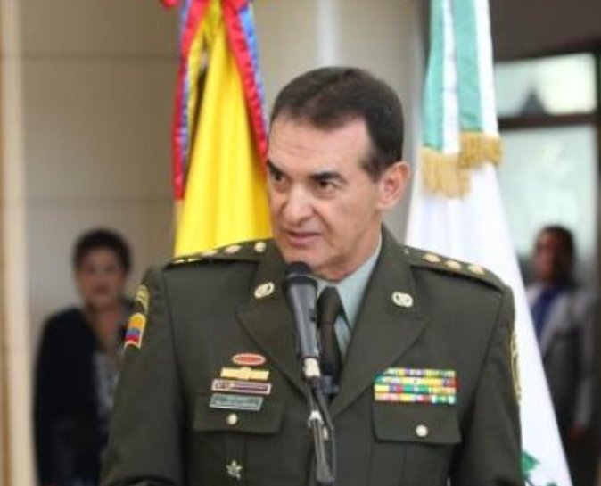 El General William Salamanca es un completo farsante al frente de la Policía Nacional. En vez de defender a los colombianos de bien; se convirtió en aliado del guerrillero Gustavo Petro. No merece llevar el uniforme de una institución muy querida por todos. FUERA PETRO